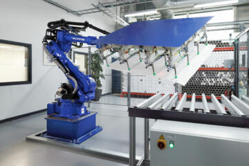 Robot loading a printing plate on a CtP system